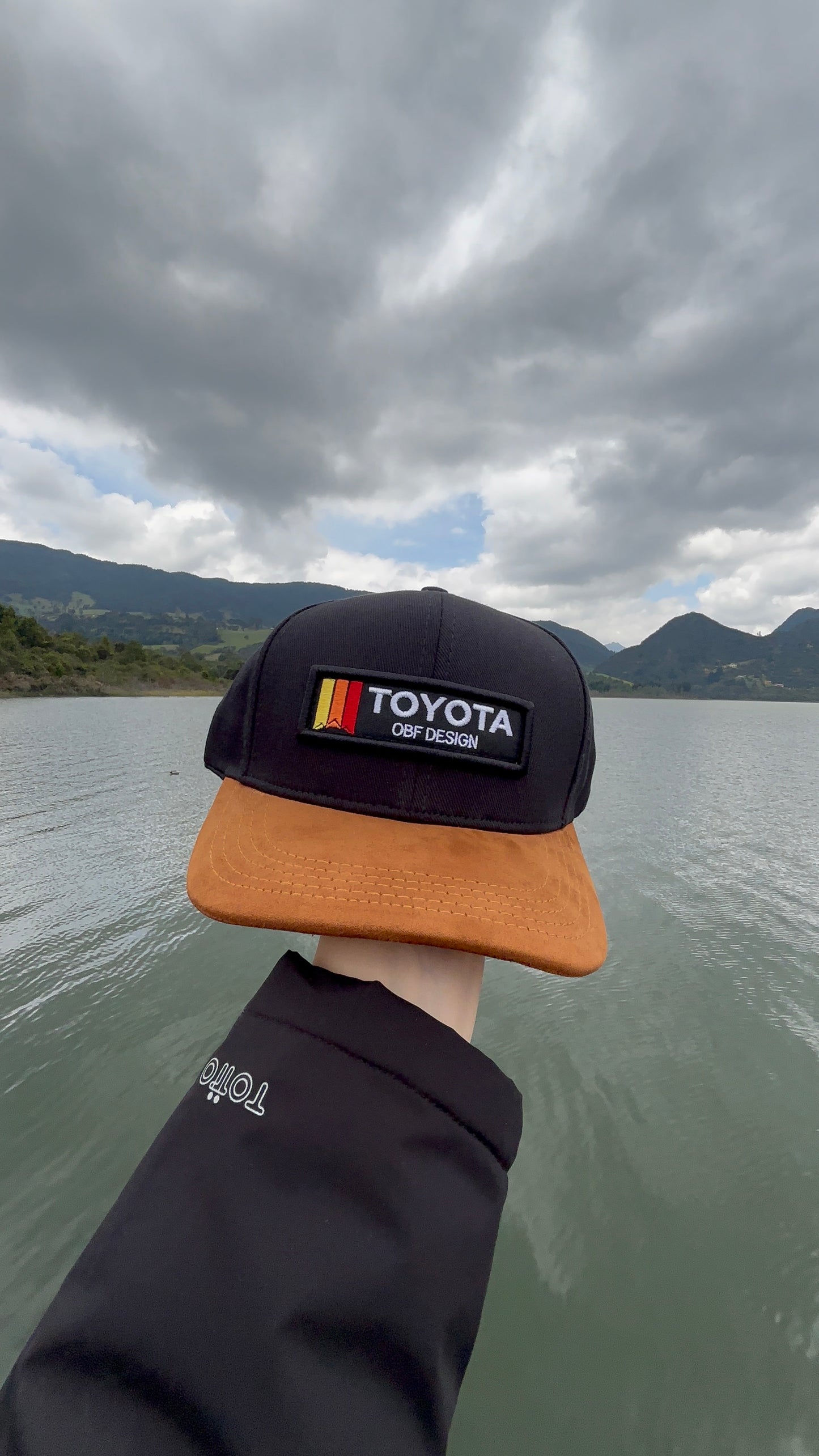 Gorra Toyota OBF Design – Negra con Visera Gamuza