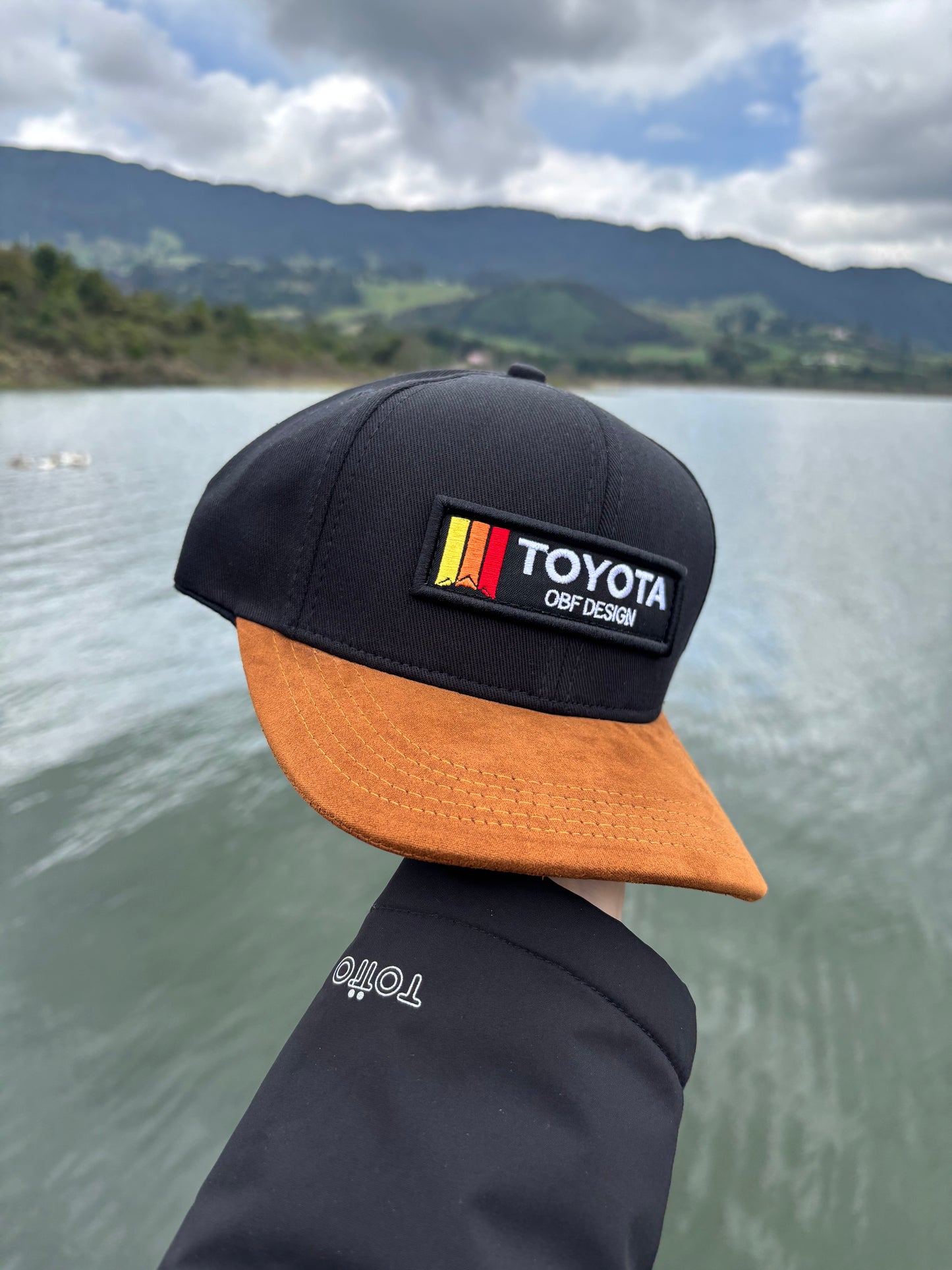 Gorra Toyota OBF Design – Negra con Visera Gamuza