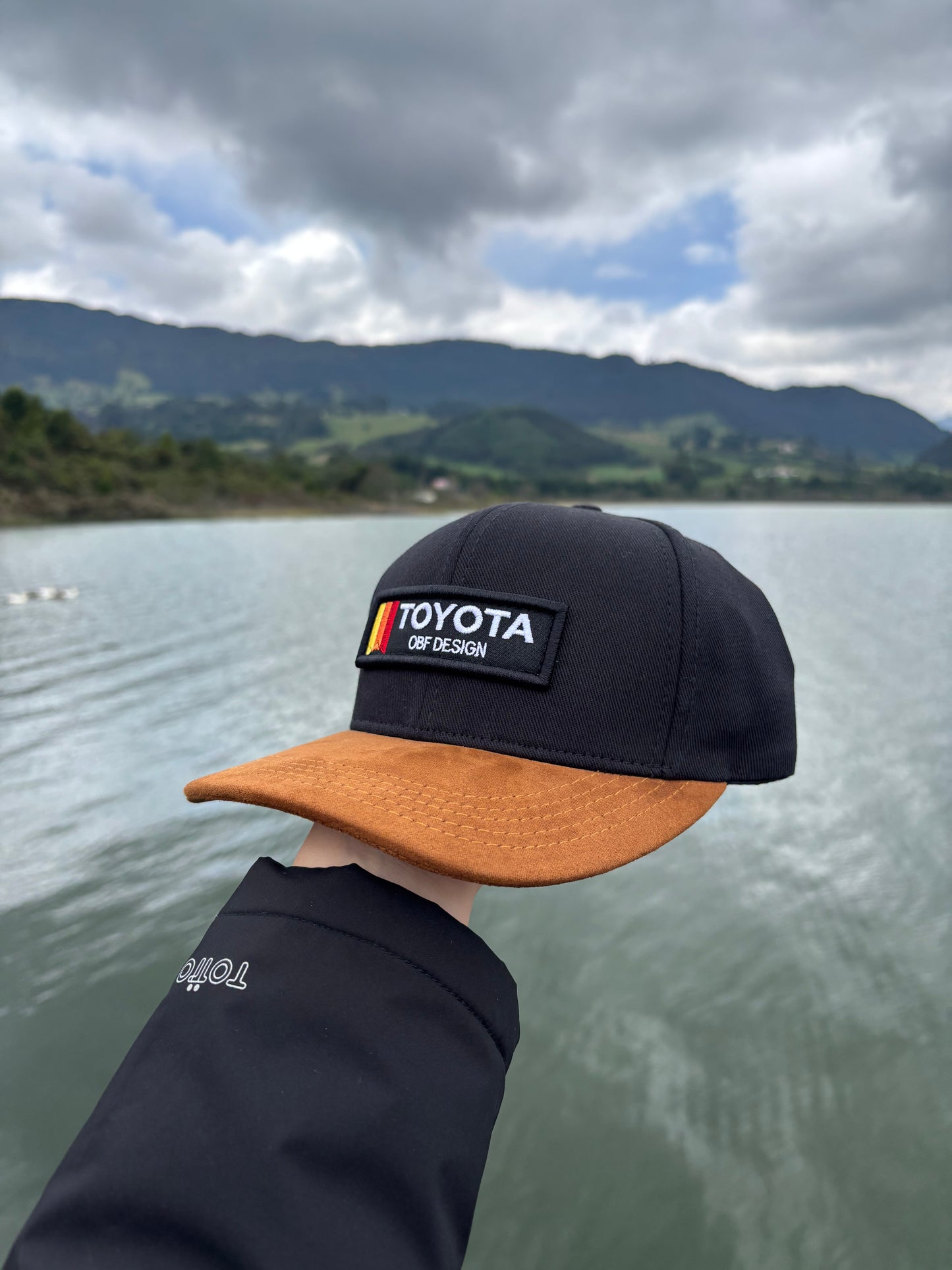 Gorra Toyota OBF Design – Negra con Visera Gamuza